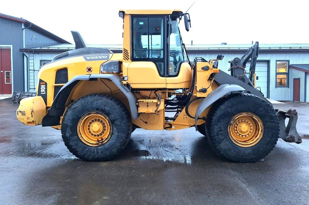 Volvo L90H VIPUOHJAUS YM. - Utovarivač na kotačima: slika Volvo L90H VIPUOHJAUS YM. - Utovarivač na kotačima Volvo L90H VIPUOHJAUS YM. - Utovarivač na kotačima: slika Volvo L90H VIPUOHJAUS YM. - Utovarivač na kotačima