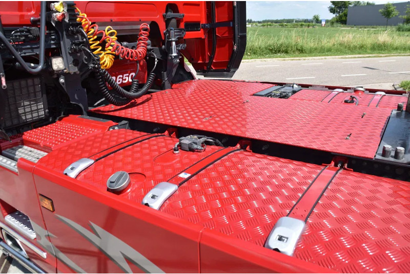 Scania R650 V8 NGS 4x2NB - LIKE NEW - RETARDER - FULL AIR - PARK. AIRCO - 4 POINT AIR SUSP. - 2 x FUEL TANKS - ALCOA'S - - Tegljač: slika Scania R650 V8 NGS 4x2NB - LIKE NEW - RETARDER - FULL AIR - PARK. AIRCO - 4 POINT AIR SUSP. - 2 x FUEL TANKS - ALCOA'S - - Tegljač Scania R650 V8 NGS 4x2NB - LIKE NEW - RETARDER - FULL AIR - PARK. AIRCO - 4 POINT AIR SUSP. - 2 x FUEL TANKS - ALCOA'S - - Tegljač: slika Scania R650 V8 NGS 4x2NB - LIKE NEW - RETARDER - FULL AIR - PARK. AIRCO - 4 POINT AIR SUSP. - 2 x FUEL TANKS - ALCOA'S - - Tegljač