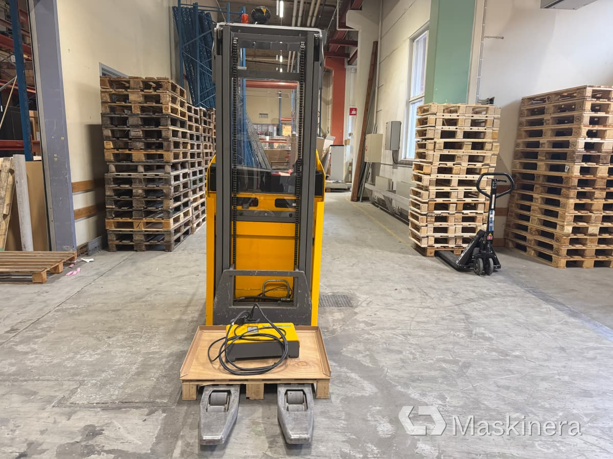 Eltruck Jungheinrich ESC214 - Regalni viličar: slika Eltruck Jungheinrich ESC214 - Regalni viličar Eltruck Jungheinrich ESC214 - Regalni viličar: slika Eltruck Jungheinrich ESC214 - Regalni viličar