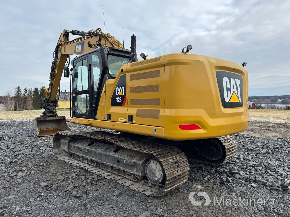 Grävmaskin Cat 323 Next Generation med tillbehör - Bager gusjeničar: slika Grävmaskin Cat 323 Next Generation med tillbehör - Bager gusjeničar Grävmaskin Cat 323 Next Generation med tillbehör - Bager gusjeničar: slika Grävmaskin Cat 323 Next Generation med tillbehör - Bager gusjeničar