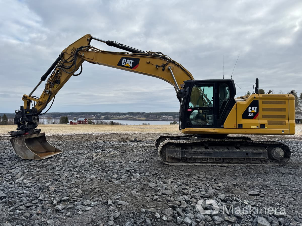 Grävmaskin Cat 323 Next Generation med tillbehör - Bager gusjeničar: slika Grävmaskin Cat 323 Next Generation med tillbehör - Bager gusjeničar Grävmaskin Cat 323 Next Generation med tillbehör - Bager gusjeničar: slika Grävmaskin Cat 323 Next Generation med tillbehör - Bager gusjeničar