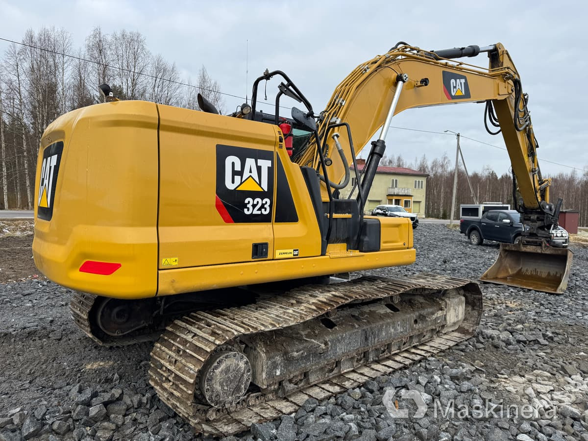 Grävmaskin Cat 323 Next Generation med tillbehör - Bager gusjeničar: slika Grävmaskin Cat 323 Next Generation med tillbehör - Bager gusjeničar Grävmaskin Cat 323 Next Generation med tillbehör - Bager gusjeničar: slika Grävmaskin Cat 323 Next Generation med tillbehör - Bager gusjeničar