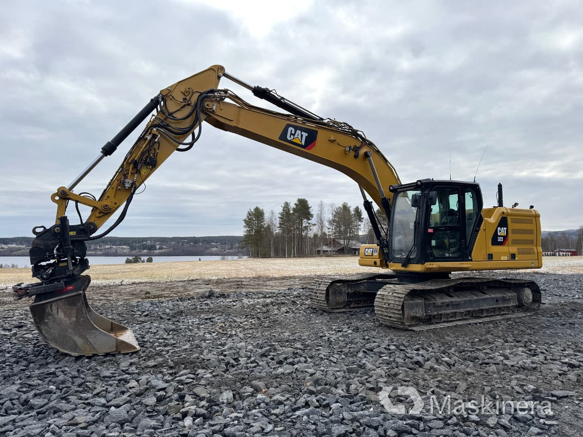 Grävmaskin Cat 323 Next Generation med tillbehör - Bager gusjeničar: slika Grävmaskin Cat 323 Next Generation med tillbehör - Bager gusjeničar Grävmaskin Cat 323 Next Generation med tillbehör - Bager gusjeničar: slika Grävmaskin Cat 323 Next Generation med tillbehör - Bager gusjeničar