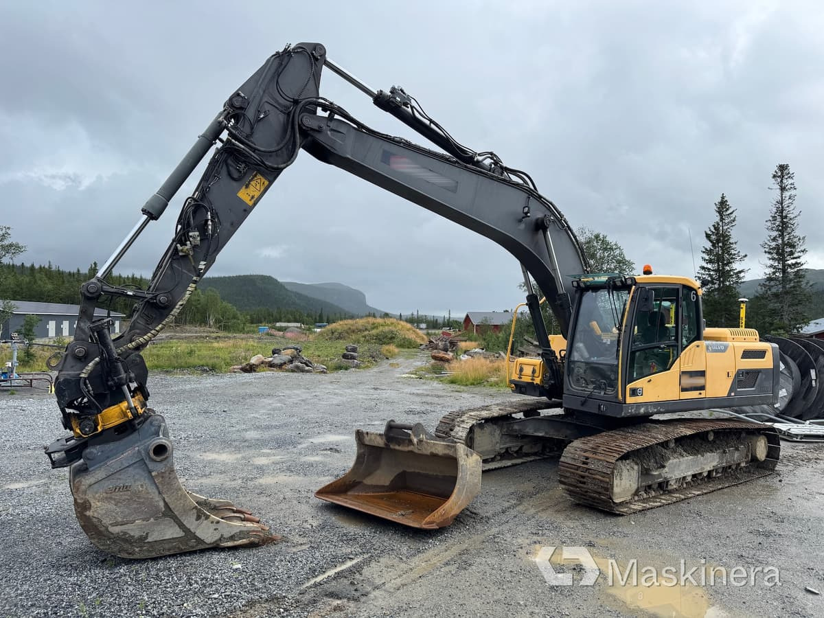 Grävmaskin Volvo EC220DL med tillbehör - Bager gusjeničar: slika Grävmaskin Volvo EC220DL med tillbehör - Bager gusjeničar Grävmaskin Volvo EC220DL med tillbehör - Bager gusjeničar: slika Grävmaskin Volvo EC220DL med tillbehör - Bager gusjeničar