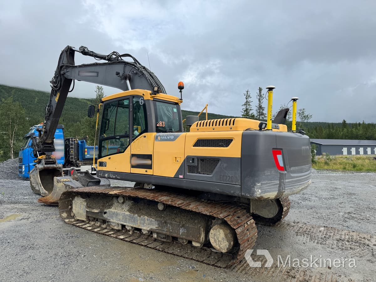 Grävmaskin Volvo EC220DL med tillbehör - Bager gusjeničar: slika Grävmaskin Volvo EC220DL med tillbehör - Bager gusjeničar Grävmaskin Volvo EC220DL med tillbehör - Bager gusjeničar: slika Grävmaskin Volvo EC220DL med tillbehör - Bager gusjeničar