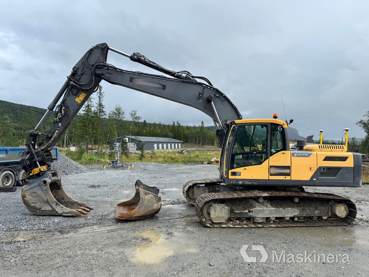 Grävmaskin Volvo EC220DL med tillbehör - Bager gusjeničar: slika Grävmaskin Volvo EC220DL med tillbehör - Bager gusjeničar Grävmaskin Volvo EC220DL med tillbehör - Bager gusjeničar: slika Grävmaskin Volvo EC220DL med tillbehör - Bager gusjeničar