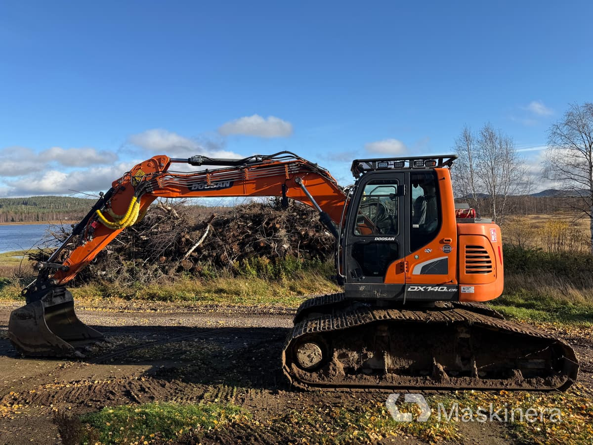 Grävmaskin Doosan DX140LCR-5 / Skördaraggregat 25RH - Bager gusjeničar: slika Grävmaskin Doosan DX140LCR-5 / Skördaraggregat 25RH - Bager gusjeničar Grävmaskin Doosan DX140LCR-5 / Skördaraggregat 25RH - Bager gusjeničar: slika Grävmaskin Doosan DX140LCR-5 / Skördaraggregat 25RH - Bager gusjeničar