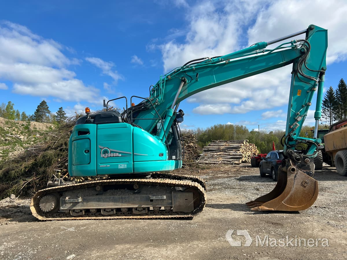 Grävmaskin Kobelco SK230SRLC-5E med tiltrotator & skopor - Bager gusjeničar: slika Grävmaskin Kobelco SK230SRLC-5E med tiltrotator & skopor - Bager gusjeničar Grävmaskin Kobelco SK230SRLC-5E med tiltrotator & skopor - Bager gusjeničar: slika Grävmaskin Kobelco SK230SRLC-5E med tiltrotator & skopor - Bager gusjeničar
