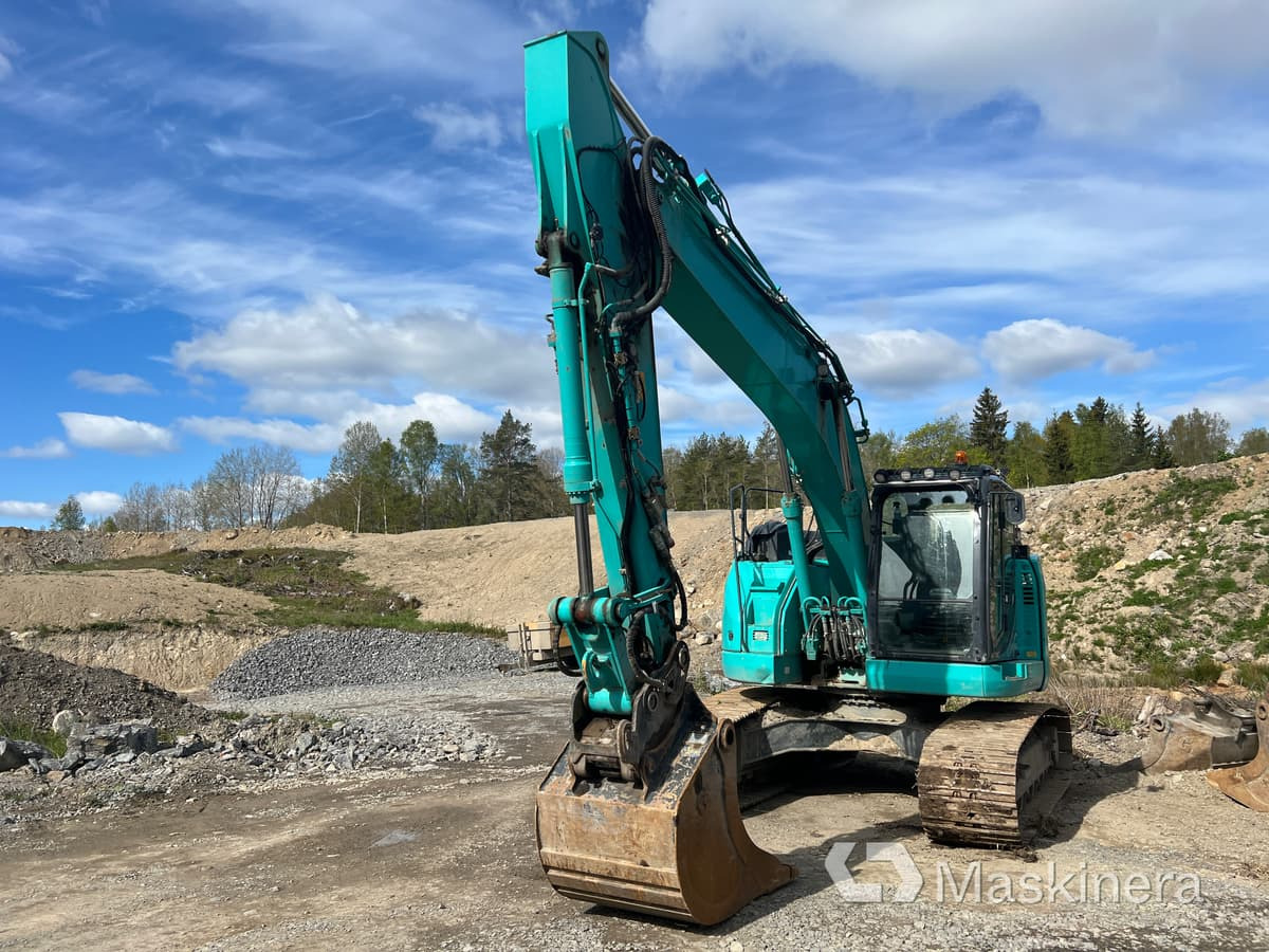 Grävmaskin Kobelco SK230SRLC-5E med tiltrotator & skopor - Bager gusjeničar: slika Grävmaskin Kobelco SK230SRLC-5E med tiltrotator & skopor - Bager gusjeničar Grävmaskin Kobelco SK230SRLC-5E med tiltrotator & skopor - Bager gusjeničar: slika Grävmaskin Kobelco SK230SRLC-5E med tiltrotator & skopor - Bager gusjeničar