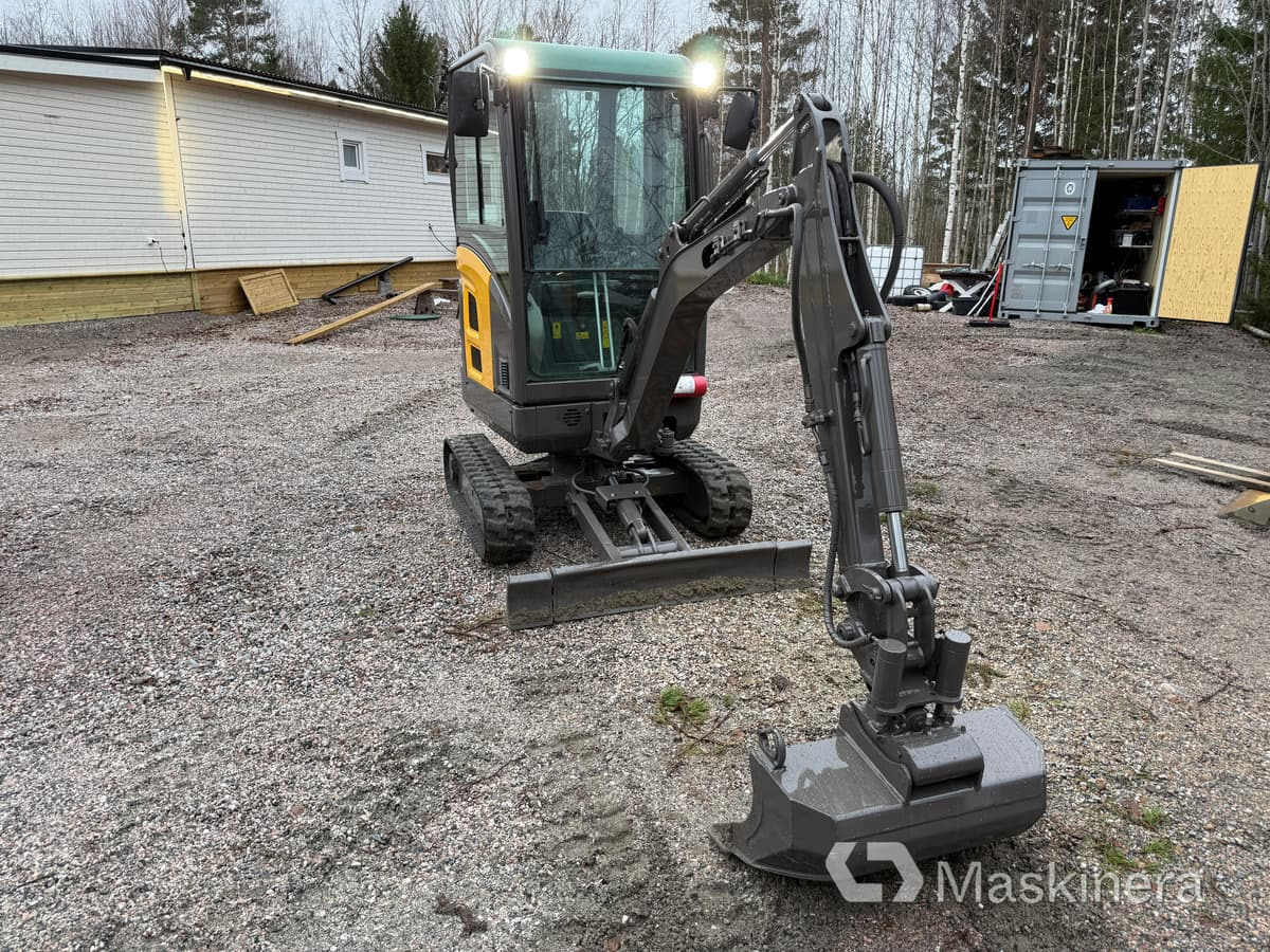 Grävmaskin Volvo EC18C med redskap - Bager gusjeničar: slika Grävmaskin Volvo EC18C med redskap - Bager gusjeničar Grävmaskin Volvo EC18C med redskap - Bager gusjeničar: slika Grävmaskin Volvo EC18C med redskap - Bager gusjeničar