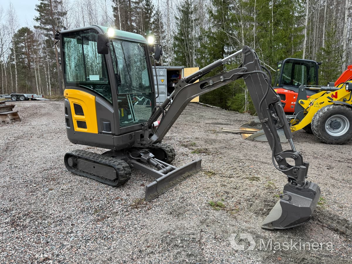 Grävmaskin Volvo EC18C med redskap - Bager gusjeničar: slika Grävmaskin Volvo EC18C med redskap - Bager gusjeničar Grävmaskin Volvo EC18C med redskap - Bager gusjeničar: slika Grävmaskin Volvo EC18C med redskap - Bager gusjeničar