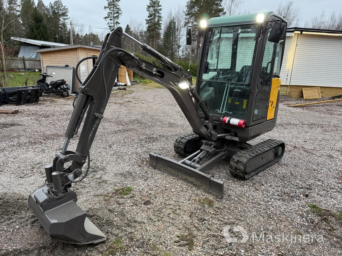 Grävmaskin Volvo EC18C med redskap - Bager gusjeničar: slika Grävmaskin Volvo EC18C med redskap - Bager gusjeničar Grävmaskin Volvo EC18C med redskap - Bager gusjeničar: slika Grävmaskin Volvo EC18C med redskap - Bager gusjeničar