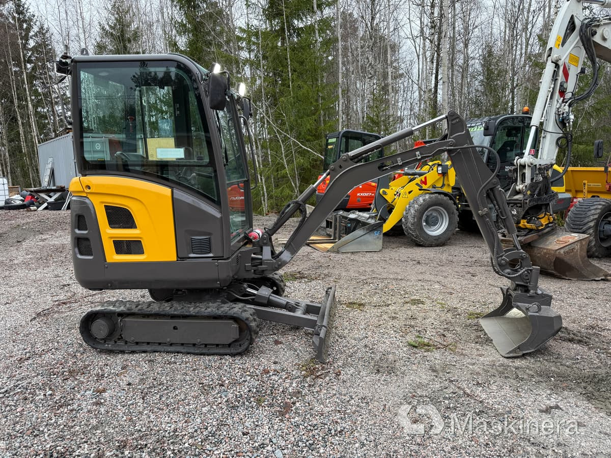 Grävmaskin Volvo EC18C med redskap - Bager gusjeničar: slika Grävmaskin Volvo EC18C med redskap - Bager gusjeničar Grävmaskin Volvo EC18C med redskap - Bager gusjeničar: slika Grävmaskin Volvo EC18C med redskap - Bager gusjeničar