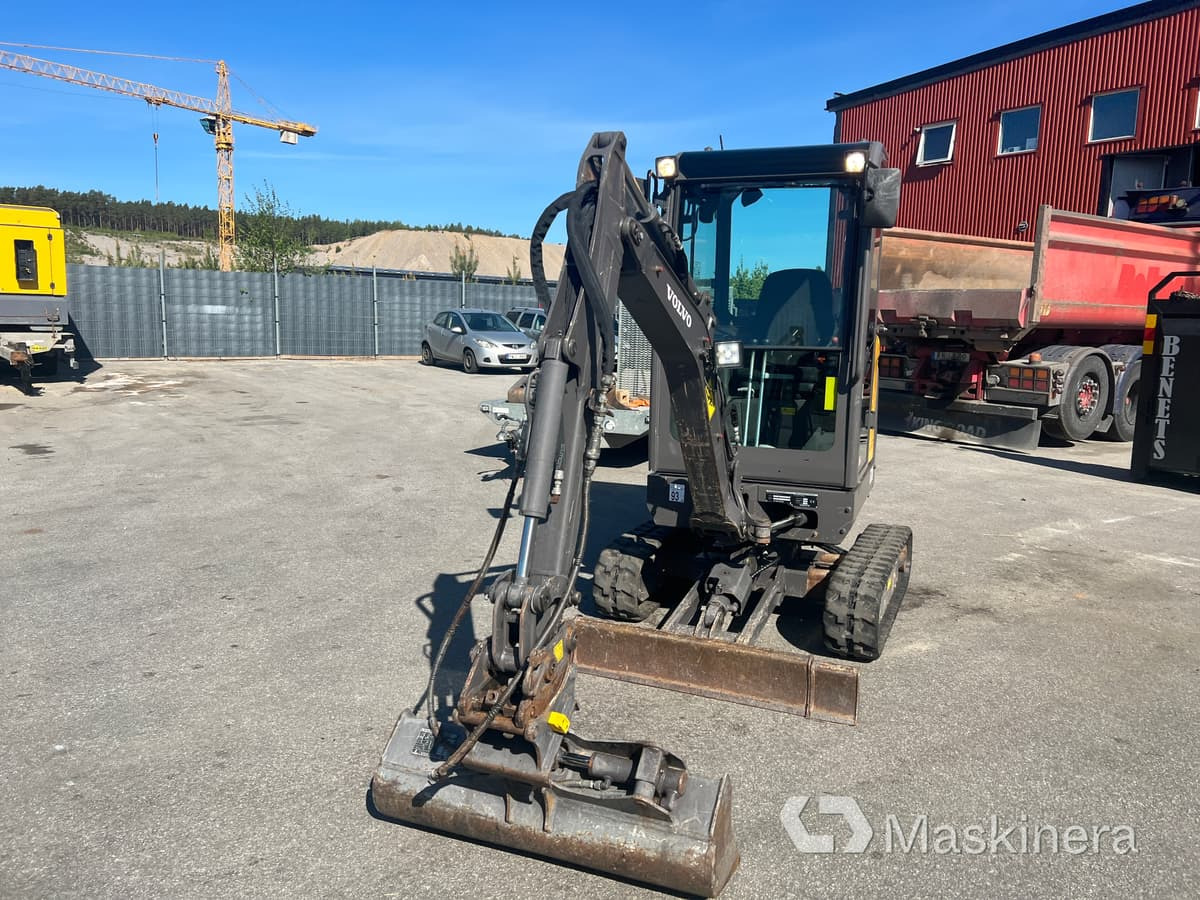 Grävmaskin Volvo EC18D med maskintrailer och redskap - Bager gusjeničar: slika Grävmaskin Volvo EC18D med maskintrailer och redskap - Bager gusjeničar Grävmaskin Volvo EC18D med maskintrailer och redskap - Bager gusjeničar: slika Grävmaskin Volvo EC18D med maskintrailer och redskap - Bager gusjeničar