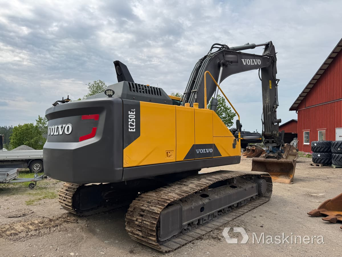 Grävmaskin Volvo EC250E med redskap - Bager gusjeničar: slika Grävmaskin Volvo EC250E med redskap - Bager gusjeničar Grävmaskin Volvo EC250E med redskap - Bager gusjeničar: slika Grävmaskin Volvo EC250E med redskap - Bager gusjeničar