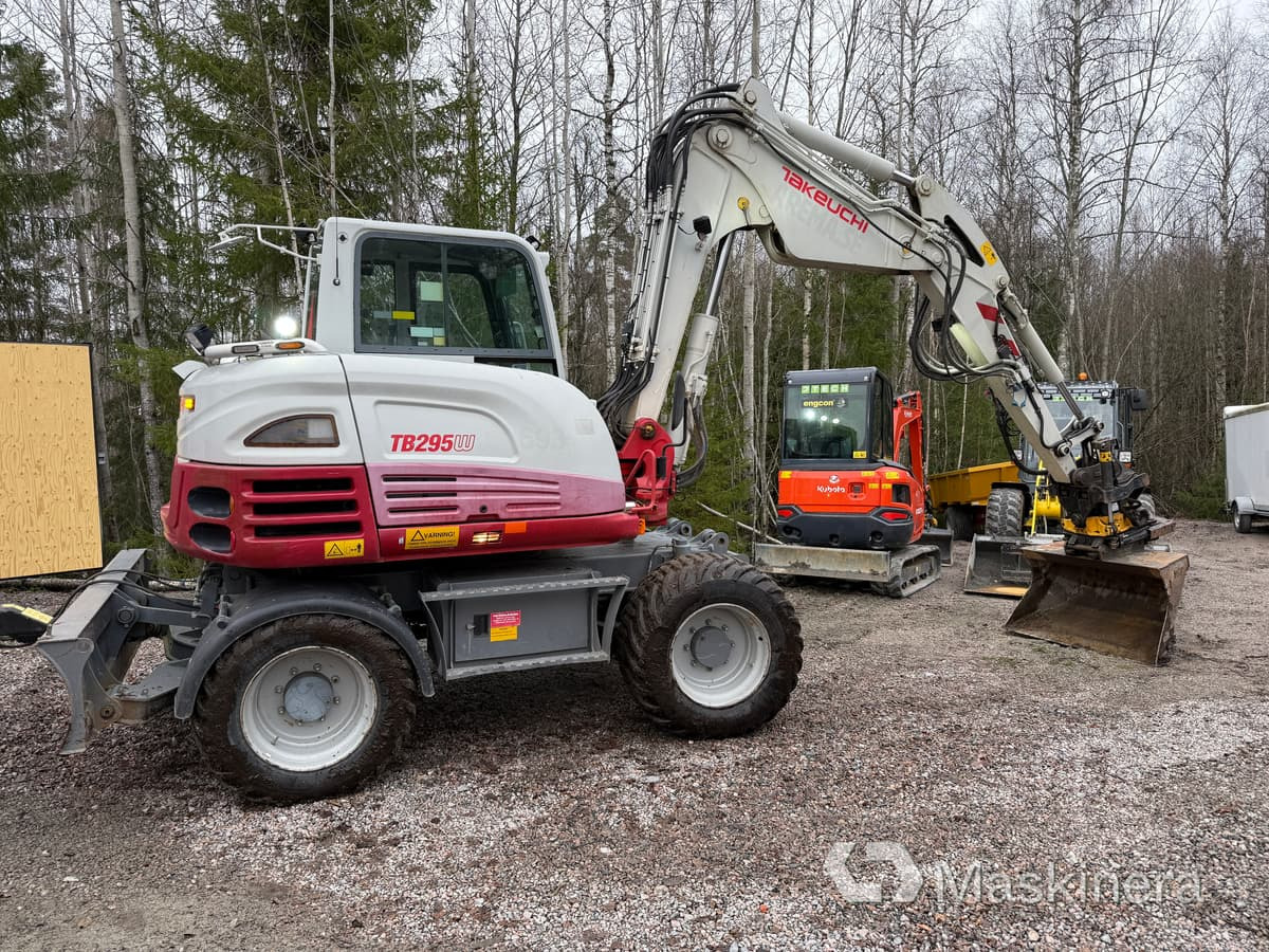 Hjulgrävare Takeuchi TB295W med vagn & redskap - Bager gusjeničar: slika Hjulgrävare Takeuchi TB295W med vagn & redskap - Bager gusjeničar Hjulgrävare Takeuchi TB295W med vagn & redskap - Bager gusjeničar: slika Hjulgrävare Takeuchi TB295W med vagn & redskap - Bager gusjeničar