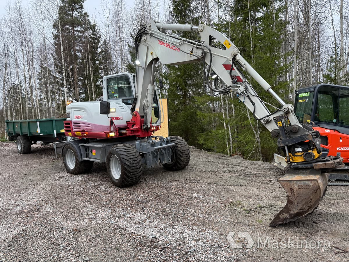 Hjulgrävare Takeuchi TB295W med vagn & redskap - Bager gusjeničar: slika Hjulgrävare Takeuchi TB295W med vagn & redskap - Bager gusjeničar Hjulgrävare Takeuchi TB295W med vagn & redskap - Bager gusjeničar: slika Hjulgrävare Takeuchi TB295W med vagn & redskap - Bager gusjeničar