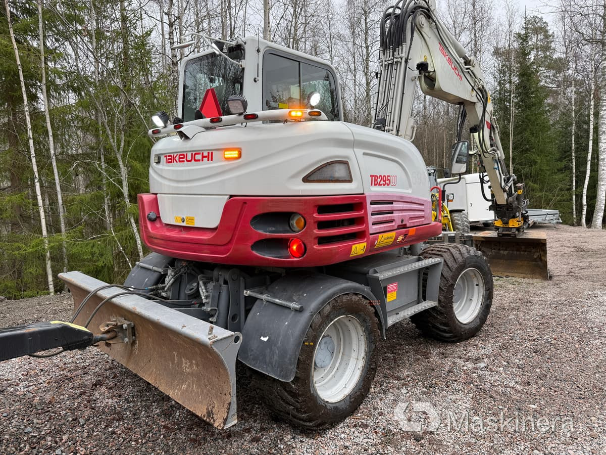 Hjulgrävare Takeuchi TB295W med vagn & redskap - Bager gusjeničar: slika Hjulgrävare Takeuchi TB295W med vagn & redskap - Bager gusjeničar Hjulgrävare Takeuchi TB295W med vagn & redskap - Bager gusjeničar: slika Hjulgrävare Takeuchi TB295W med vagn & redskap - Bager gusjeničar