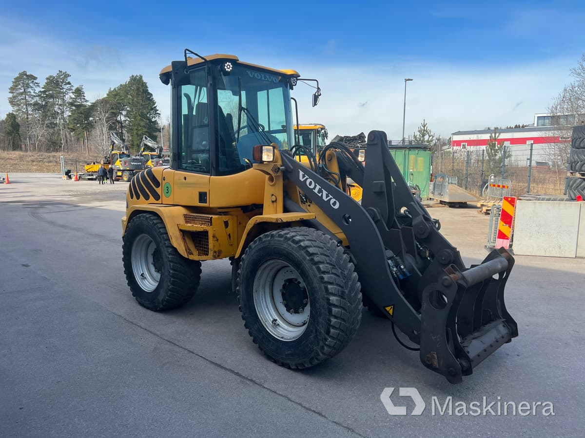 Hjullastare Volvo L35B - Utovarivač na kotačima: slika Hjullastare Volvo L35B - Utovarivač na kotačima Hjullastare Volvo L35B - Utovarivač na kotačima: slika Hjullastare Volvo L35B - Utovarivač na kotačima