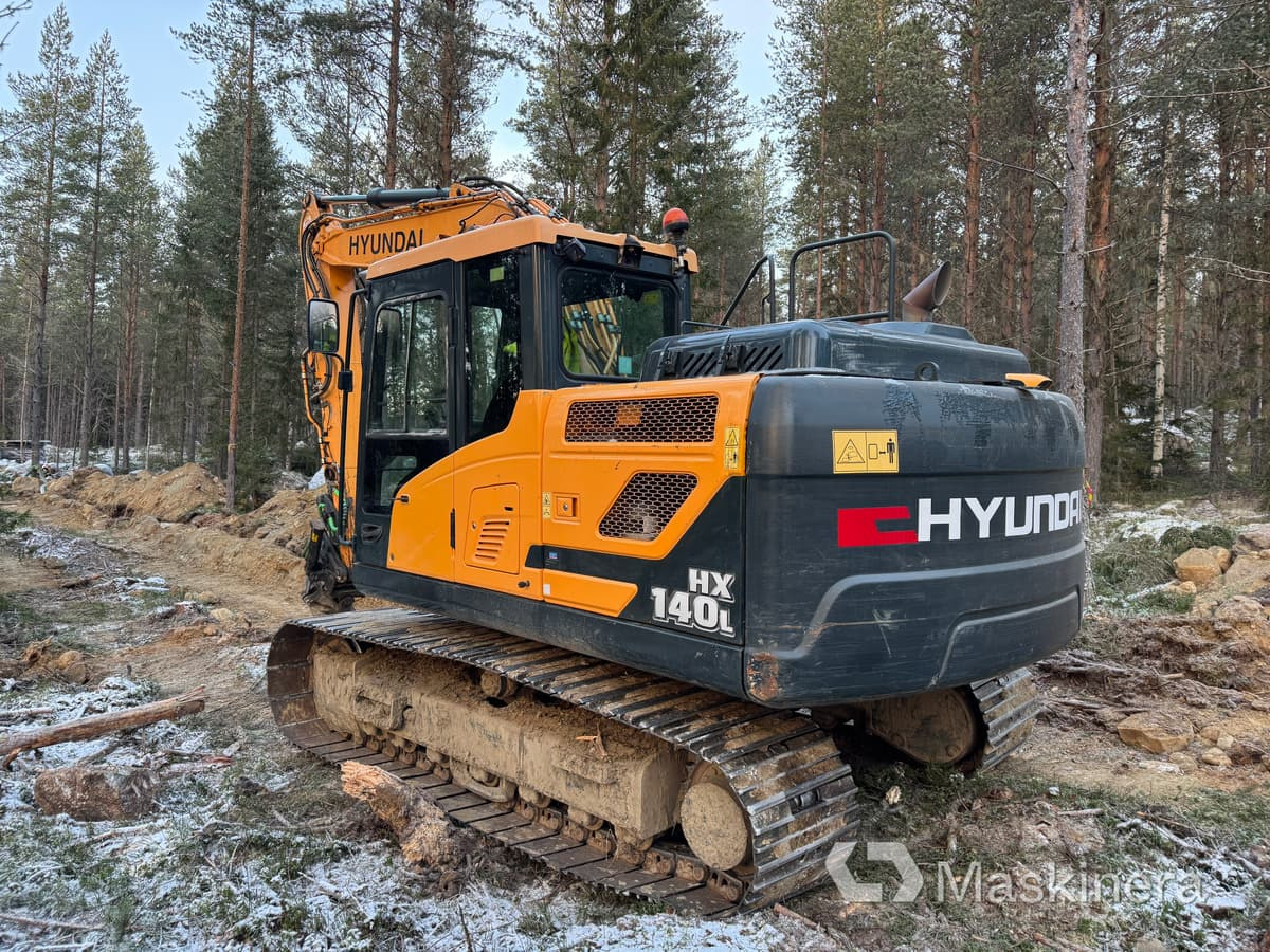 Hyundai HX 140 L Grävmaskin Hyundai HX140 L med tillbehör - Bager gusjeničar: slika Hyundai HX 140 L Grävmaskin Hyundai HX140 L med tillbehör - Bager gusjeničar Hyundai HX 140 L Grävmaskin Hyundai HX140 L med tillbehör - Bager gusjeničar: slika Hyundai HX 140 L Grävmaskin Hyundai HX140 L med tillbehör - Bager gusjeničar