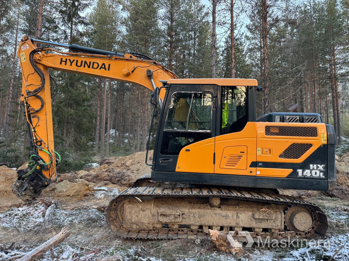 Hyundai HX 140 L Grävmaskin Hyundai HX140 L med tillbehör - Bager gusjeničar: slika Hyundai HX 140 L Grävmaskin Hyundai HX140 L med tillbehör - Bager gusjeničar Hyundai HX 140 L Grävmaskin Hyundai HX140 L med tillbehör - Bager gusjeničar: slika Hyundai HX 140 L Grävmaskin Hyundai HX140 L med tillbehör - Bager gusjeničar
