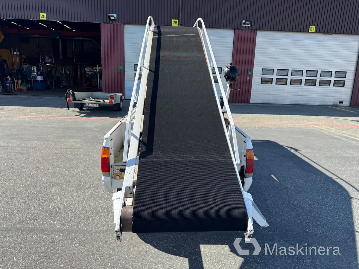 Pickup Isuzu KB DLX med bagageband, mobil bandlastare - Furgon: slika Pickup Isuzu KB DLX med bagageband, mobil bandlastare - Furgon Pickup Isuzu KB DLX med bagageband, mobil bandlastare - Furgon: slika Pickup Isuzu KB DLX med bagageband, mobil bandlastare - Furgon