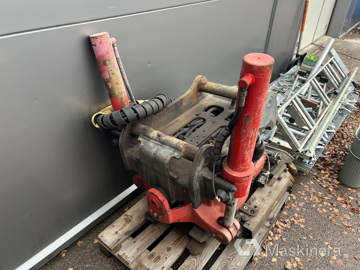 Tiltrotator Indexator RT80 med grip S80 - Tiltrotator: slika Tiltrotator Indexator RT80 med grip S80 - Tiltrotator Tiltrotator Indexator RT80 med grip S80 - Tiltrotator: slika Tiltrotator Indexator RT80 med grip S80 - Tiltrotator