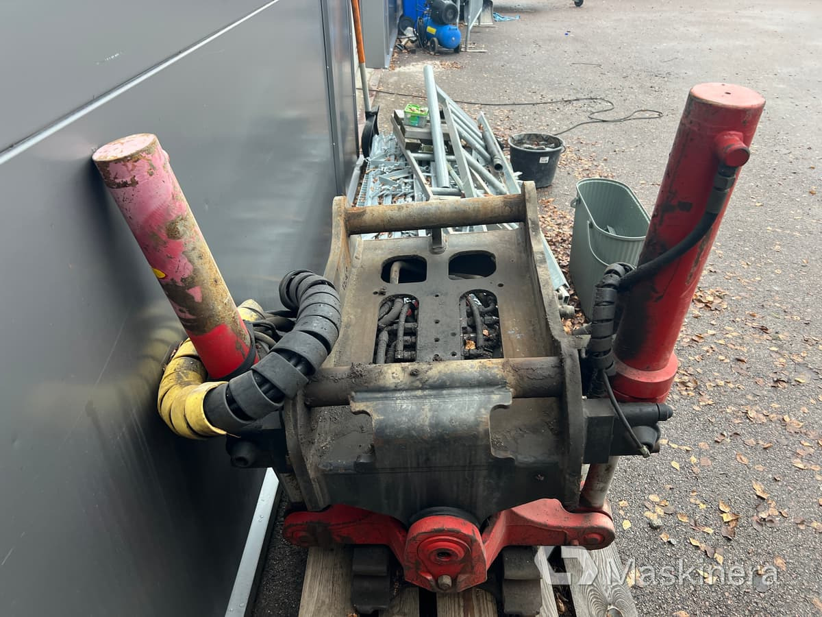 Tiltrotator Indexator RT80 med grip S80 - Tiltrotator: slika Tiltrotator Indexator RT80 med grip S80 - Tiltrotator Tiltrotator Indexator RT80 med grip S80 - Tiltrotator: slika Tiltrotator Indexator RT80 med grip S80 - Tiltrotator