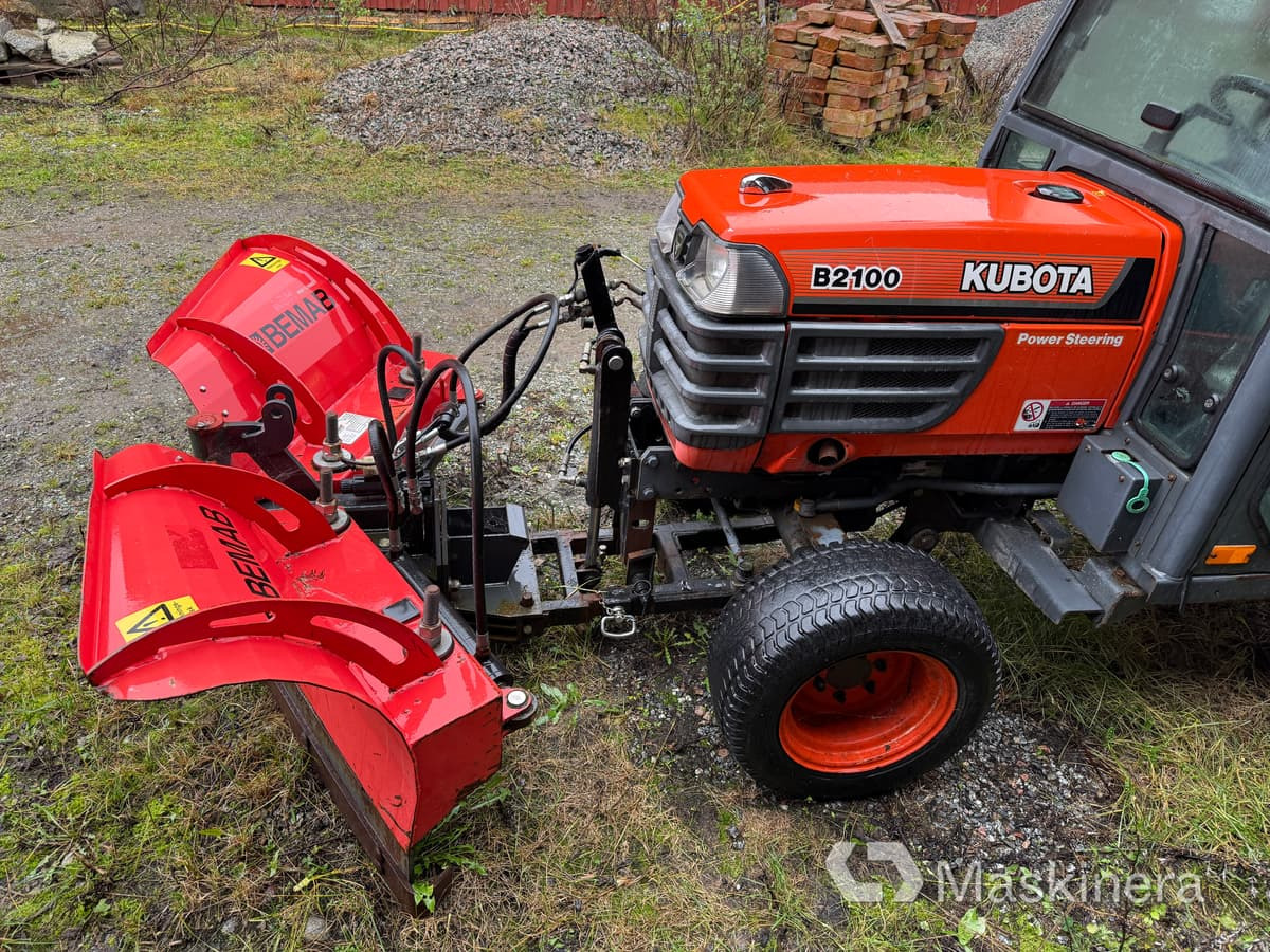 Traktor Traktor Kubota B2100 med Vikplog & Sandspridare: slika Traktor Traktor Kubota B2100 med Vikplog & Sandspridare Traktor Traktor Kubota B2100 med Vikplog & Sandspridare: slika Traktor Traktor Kubota B2100 med Vikplog & Sandspridare