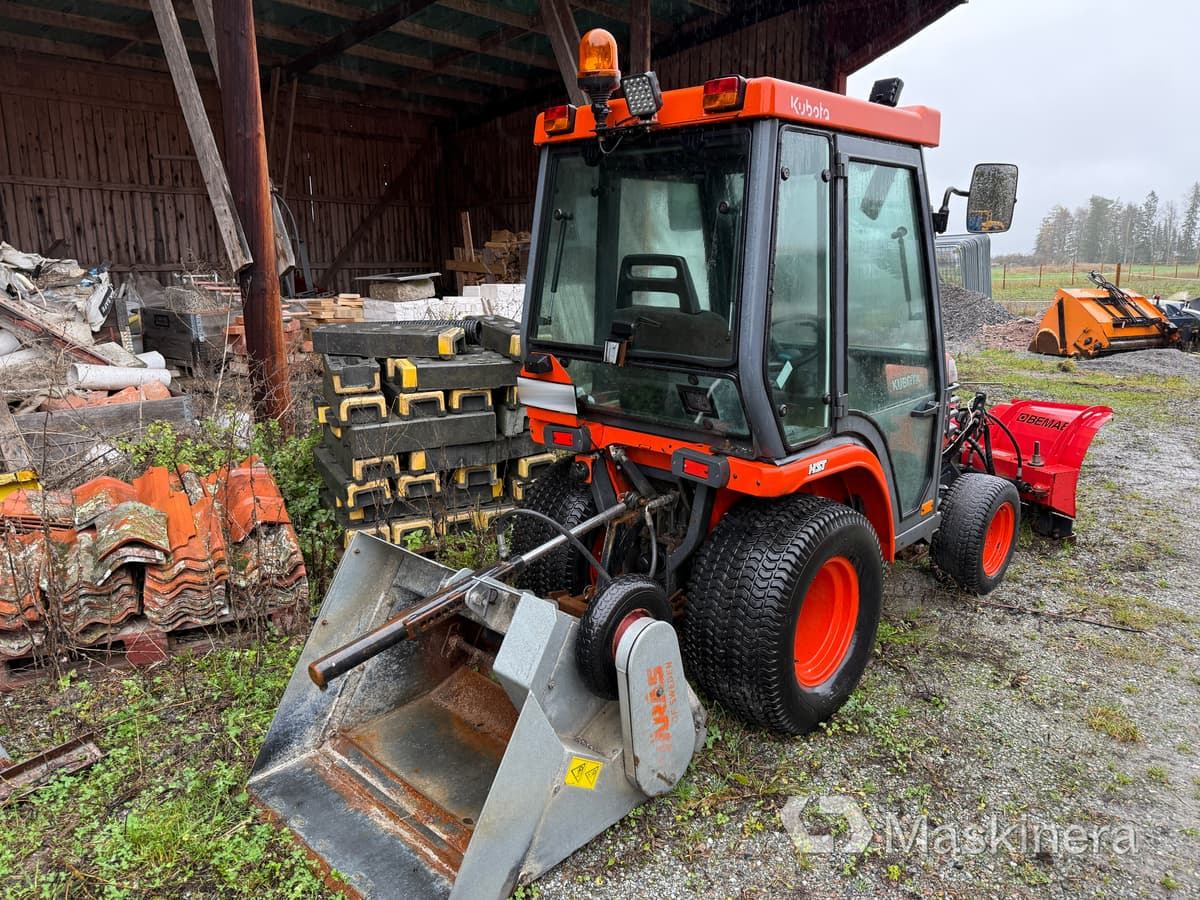 Traktor Kubota B2100 med Vikplog & Sandspridare - Traktor: slika Traktor Kubota B2100 med Vikplog & Sandspridare - Traktor Traktor Kubota B2100 med Vikplog & Sandspridare - Traktor: slika Traktor Kubota B2100 med Vikplog & Sandspridare - Traktor