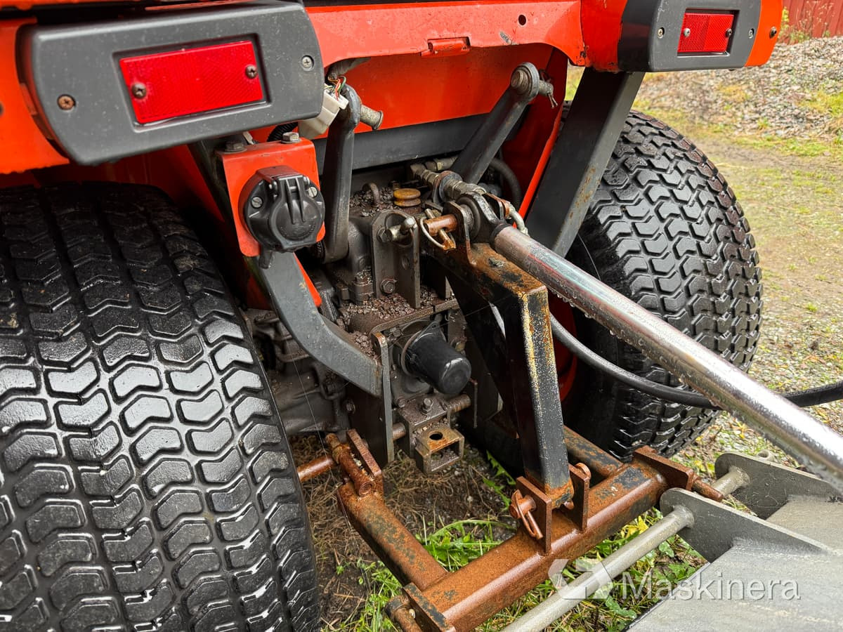 Traktor Traktor Kubota B2100 med Vikplog & Sandspridare: slika Traktor Traktor Kubota B2100 med Vikplog & Sandspridare Traktor Traktor Kubota B2100 med Vikplog & Sandspridare: slika Traktor Traktor Kubota B2100 med Vikplog & Sandspridare