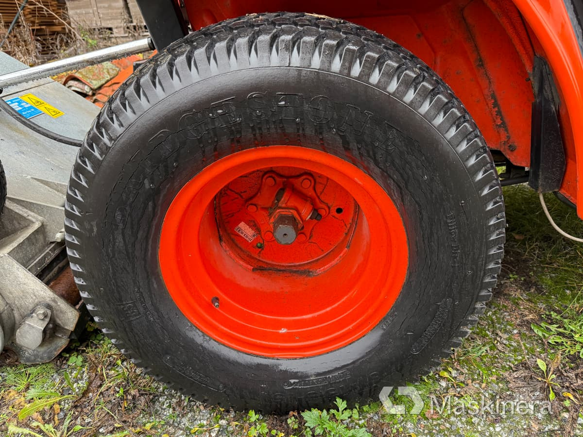 Traktor Traktor Kubota B2100 med Vikplog & Sandspridare: slika Traktor Traktor Kubota B2100 med Vikplog & Sandspridare Traktor Traktor Kubota B2100 med Vikplog & Sandspridare: slika Traktor Traktor Kubota B2100 med Vikplog & Sandspridare