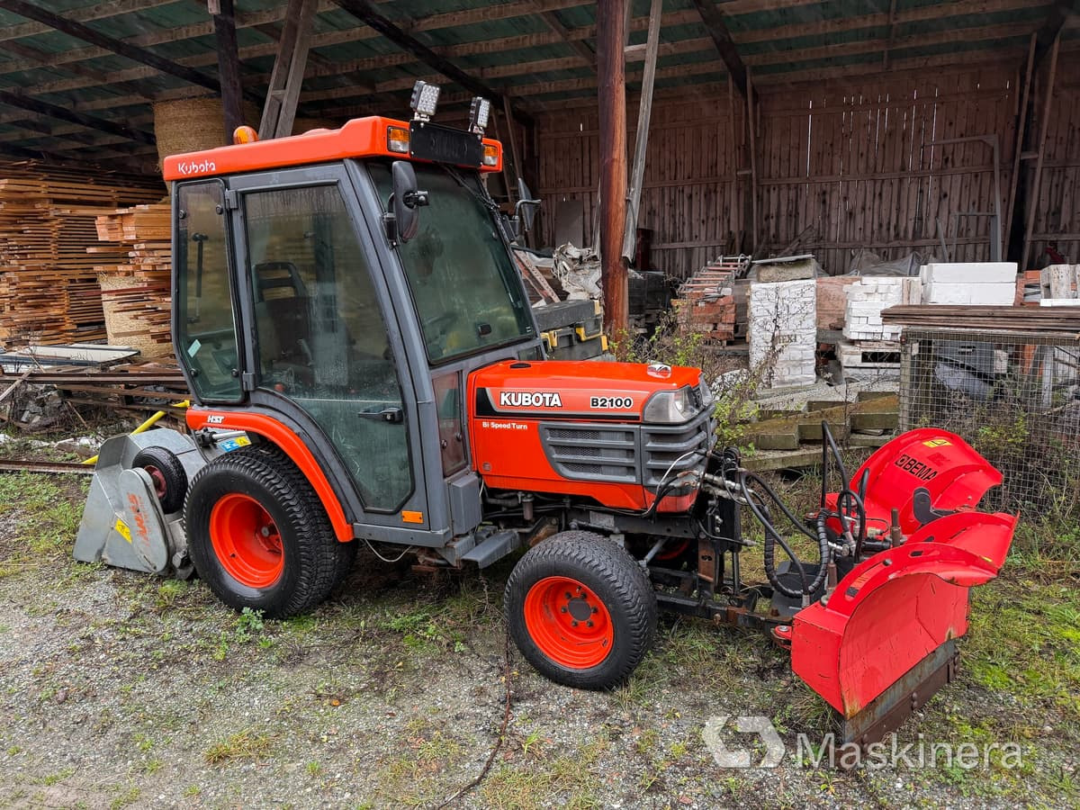 Traktor Kubota B2100 med Vikplog & Sandspridare - Traktor: slika Traktor Kubota B2100 med Vikplog & Sandspridare - Traktor Traktor Kubota B2100 med Vikplog & Sandspridare - Traktor: slika Traktor Kubota B2100 med Vikplog & Sandspridare - Traktor