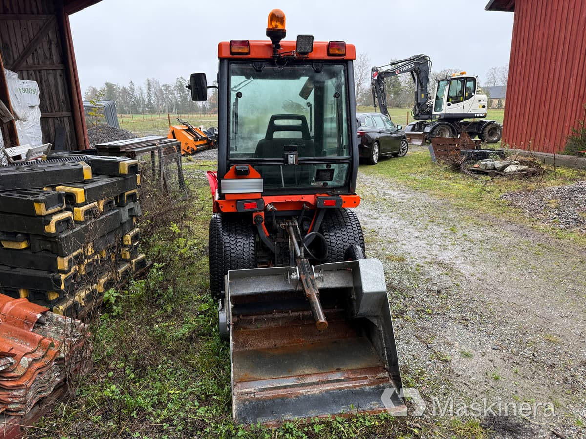 Traktor Kubota B2100 med Vikplog & Sandspridare - Traktor: slika Traktor Kubota B2100 med Vikplog & Sandspridare - Traktor Traktor Kubota B2100 med Vikplog & Sandspridare - Traktor: slika Traktor Kubota B2100 med Vikplog & Sandspridare - Traktor