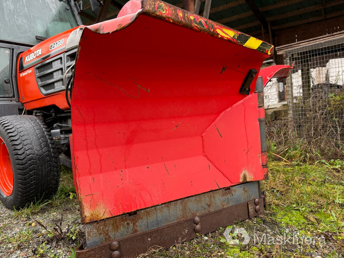 Traktor Traktor Kubota B2100 med Vikplog & Sandspridare: slika Traktor Traktor Kubota B2100 med Vikplog & Sandspridare Traktor Traktor Kubota B2100 med Vikplog & Sandspridare: slika Traktor Traktor Kubota B2100 med Vikplog & Sandspridare