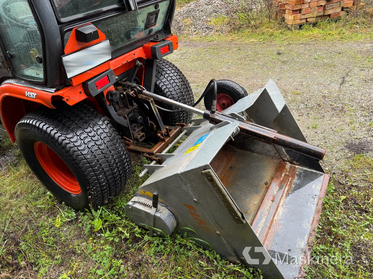 Traktor Traktor Kubota B2100 med Vikplog & Sandspridare: slika Traktor Traktor Kubota B2100 med Vikplog & Sandspridare Traktor Traktor Kubota B2100 med Vikplog & Sandspridare: slika Traktor Traktor Kubota B2100 med Vikplog & Sandspridare