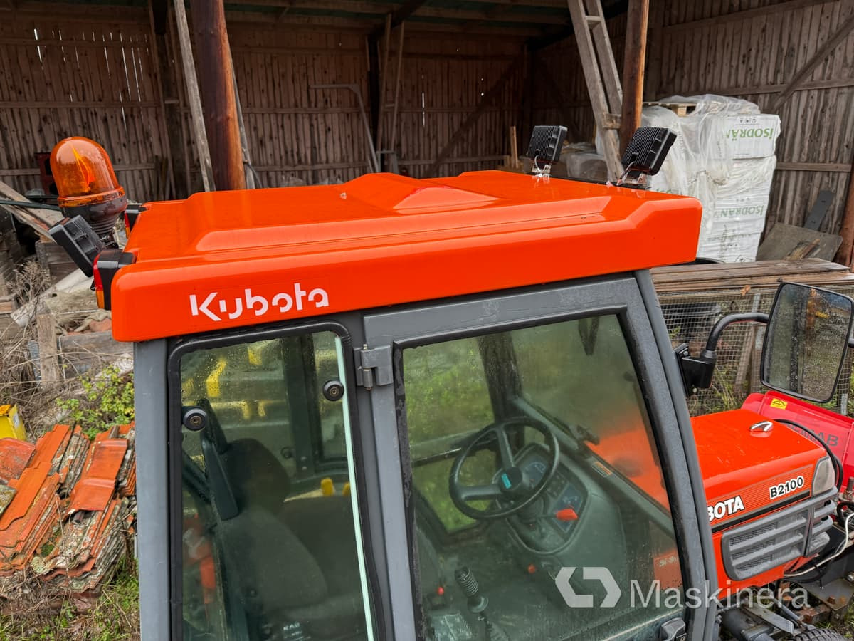 Traktor Traktor Kubota B2100 med Vikplog & Sandspridare: slika Traktor Traktor Kubota B2100 med Vikplog & Sandspridare Traktor Traktor Kubota B2100 med Vikplog & Sandspridare: slika Traktor Traktor Kubota B2100 med Vikplog & Sandspridare