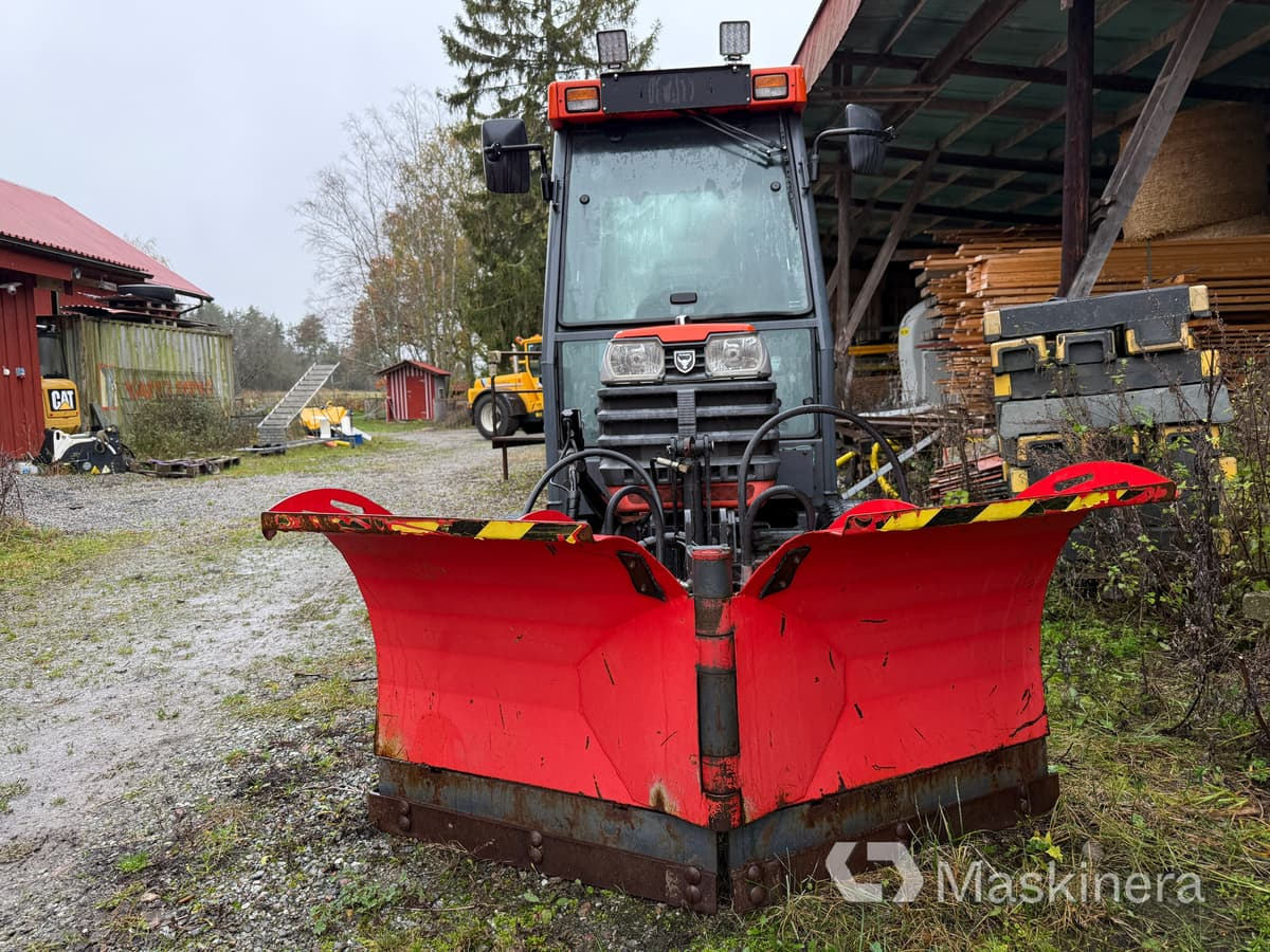 Traktor Traktor Kubota B2100 med Vikplog & Sandspridare: slika Traktor Traktor Kubota B2100 med Vikplog & Sandspridare Traktor Traktor Kubota B2100 med Vikplog & Sandspridare: slika Traktor Traktor Kubota B2100 med Vikplog & Sandspridare