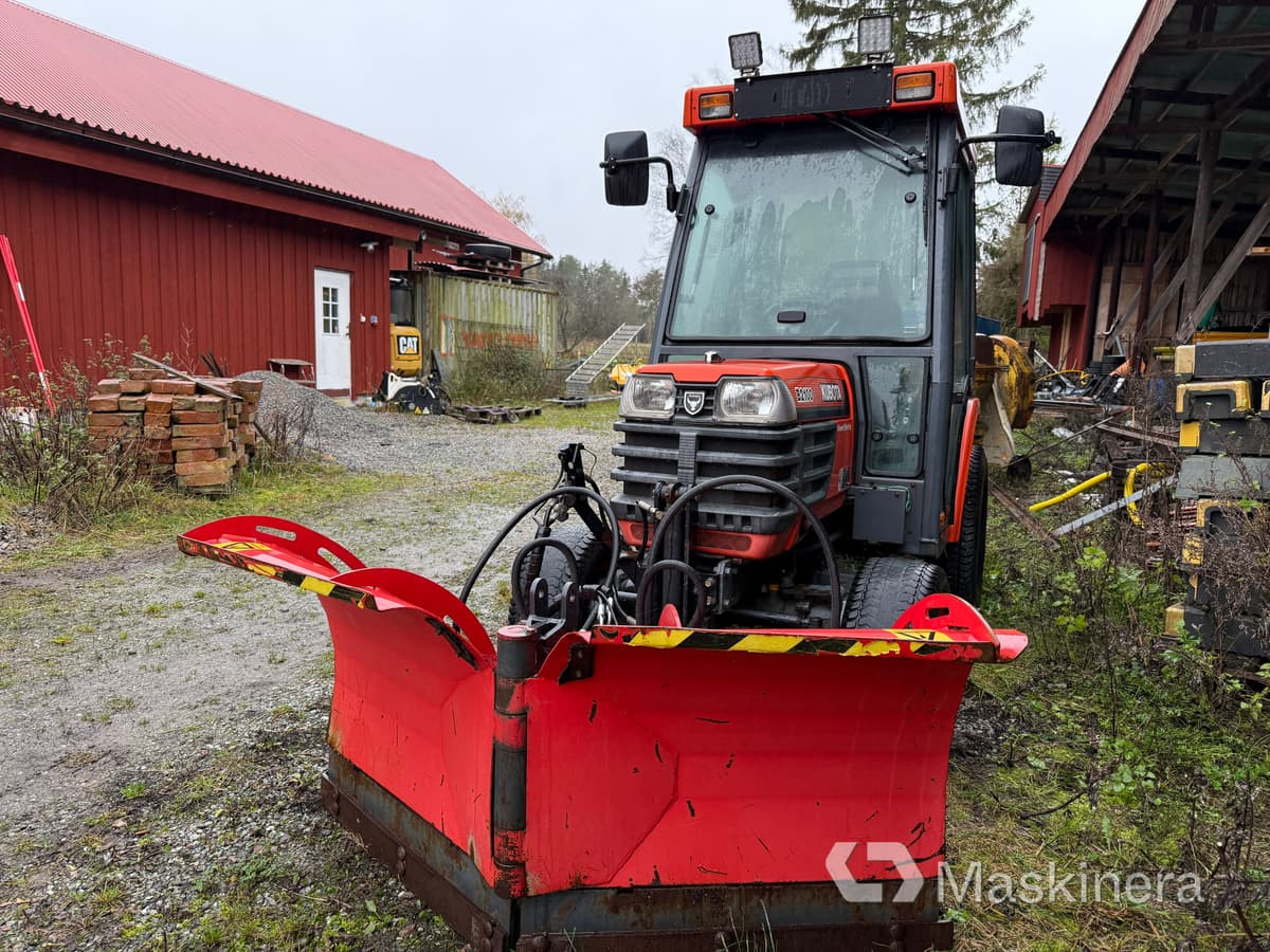 Traktor Traktor Kubota B2100 med Vikplog & Sandspridare: slika Traktor Traktor Kubota B2100 med Vikplog & Sandspridare Traktor Traktor Kubota B2100 med Vikplog & Sandspridare: slika Traktor Traktor Kubota B2100 med Vikplog & Sandspridare