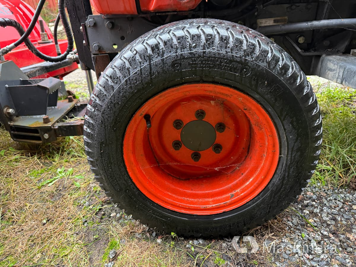 Traktor Traktor Kubota B2100 med Vikplog & Sandspridare: slika Traktor Traktor Kubota B2100 med Vikplog & Sandspridare Traktor Traktor Kubota B2100 med Vikplog & Sandspridare: slika Traktor Traktor Kubota B2100 med Vikplog & Sandspridare