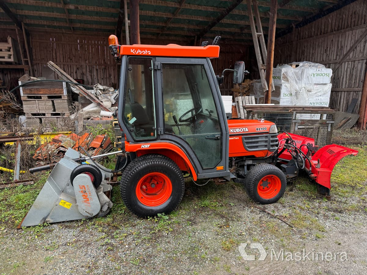 Traktor Kubota B2100 med Vikplog & Sandspridare - Traktor: slika Traktor Kubota B2100 med Vikplog & Sandspridare - Traktor Traktor Kubota B2100 med Vikplog & Sandspridare - Traktor: slika Traktor Kubota B2100 med Vikplog & Sandspridare - Traktor