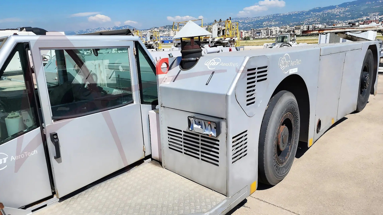 JBT AEROTECH EXPEDITER 400 - Traktor za vuču zrakoplova: slika JBT AEROTECH EXPEDITER 400 - Traktor za vuču zrakoplova JBT AEROTECH EXPEDITER 400 - Traktor za vuču zrakoplova: slika JBT AEROTECH EXPEDITER 400 - Traktor za vuču zrakoplova