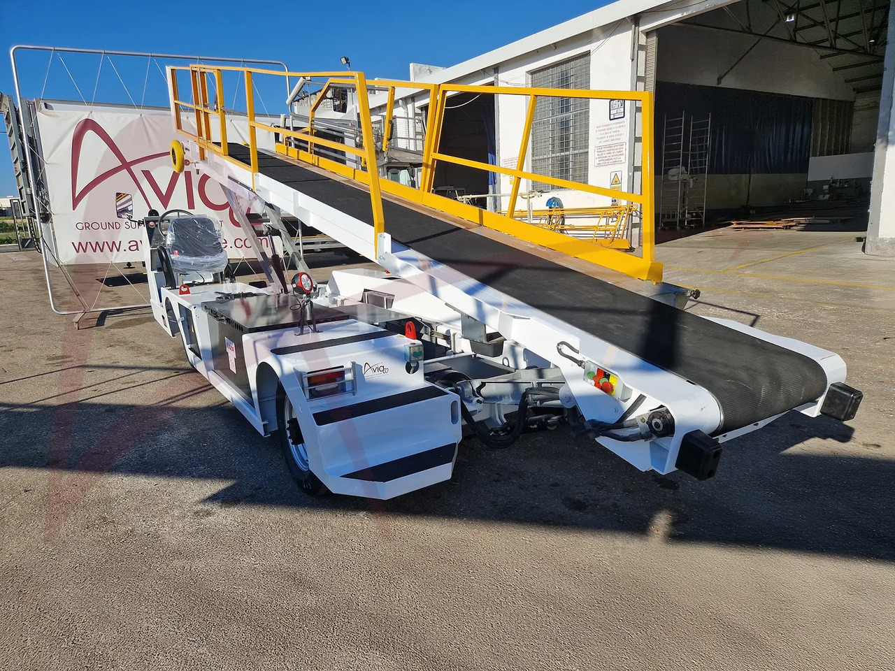 TLD NBL-E - Vozilo s transportnom trakom: slika TLD NBL-E - Vozilo s transportnom trakom TLD NBL-E - Vozilo s transportnom trakom: slika TLD NBL-E - Vozilo s transportnom trakom
