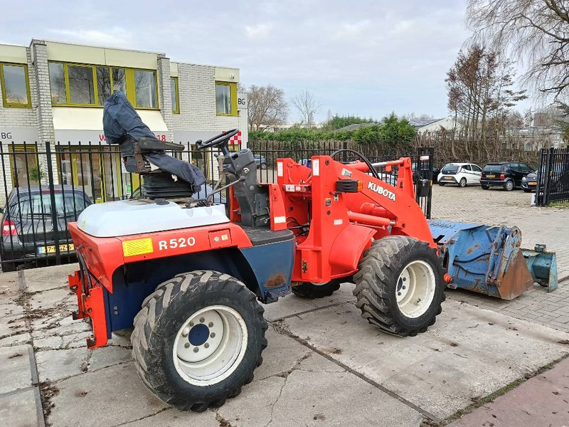 Kubota R 520 shovel wiellader loader lader met bak/vorken - Utovarivač na kotačima: slika Kubota R 520 shovel wiellader loader lader met bak/vorken - Utovarivač na kotačima Kubota R 520 shovel wiellader loader lader met bak/vorken - Utovarivač na kotačima: slika Kubota R 520 shovel wiellader loader lader met bak/vorken - Utovarivač na kotačima