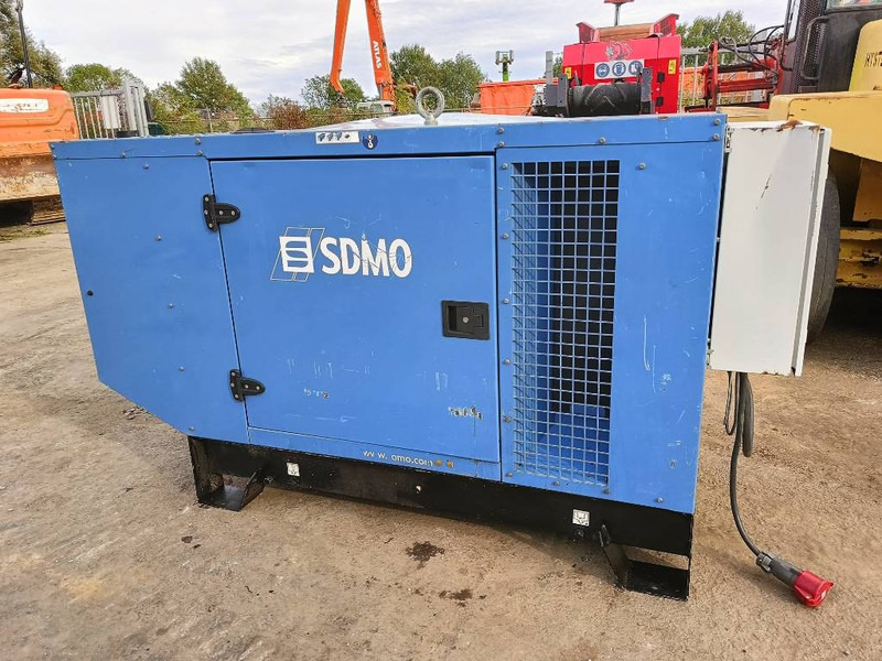 SDMO J 44 K 44kva 64 A 35 kw generator aggregaat silent - Generatorski set: slika SDMO J 44 K 44kva 64 A 35 kw generator aggregaat silent - Generatorski set SDMO J 44 K 44kva 64 A 35 kw generator aggregaat silent - Generatorski set: slika SDMO J 44 K 44kva 64 A 35 kw generator aggregaat silent - Generatorski set
