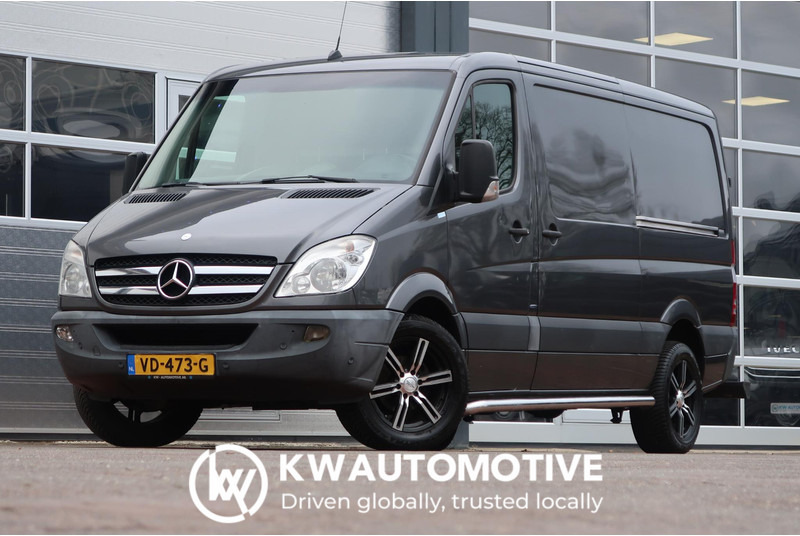 Mercedes-Benz Sprinter 313 2.2 CDI L2H1 AUT/ CAMERA/ 1E EIG/ 2X DEUR/ CRUISE/ AIRCO/ NAVI/ TREKHAAK - Furgon, Dostavno vozilo s dvostrukom kabinom: slika Mercedes-Benz Sprinter 313 2.2 CDI L2H1 AUT/ CAMERA/ 1E EIG/ 2X DEUR/ CRUISE/ AIRCO/ NAVI/ TREKHAAK - Furgon, Dostavno vozilo s dvostrukom kabinom Mercedes-Benz Sprinter 313 2.2 CDI L2H1 AUT/ CAMERA/ 1E EIG/ 2X DEUR/ CRUISE/ AIRCO/ NAVI/ TREKHAAK - Furgon, Dostavno vozilo s dvostrukom kabinom: slika Mercedes-Benz Sprinter 313 2.2 CDI L2H1 AUT/ CAMERA/ 1E EIG/ 2X DEUR/ CRUISE/ AIRCO/ NAVI/ TREKHAAK - Furgon, Dostavno vozilo s dvostrukom kabinom