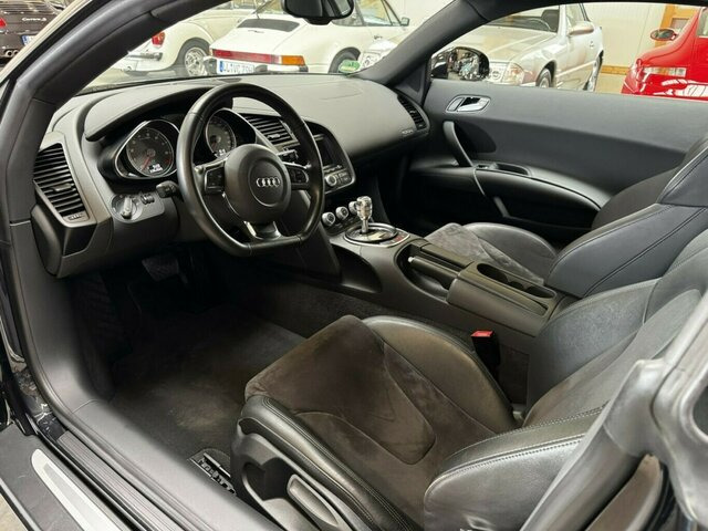 AUDI R8 4.2 FSI V8 quattro Coupé Neuzustand - Automobil: slika AUDI R8 4.2 FSI V8 quattro Coupé Neuzustand - Automobil AUDI R8 4.2 FSI V8 quattro Coupé Neuzustand - Automobil: slika AUDI R8 4.2 FSI V8 quattro Coupé Neuzustand - Automobil