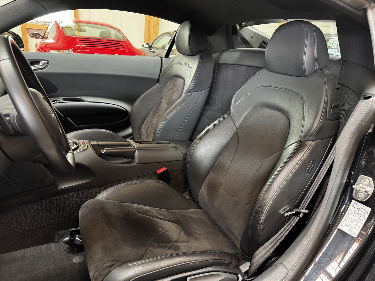 Automobil Audi R8 4.2 FSI V8 quattro Coupé: slika Automobil Audi R8 4.2 FSI V8 quattro Coupé