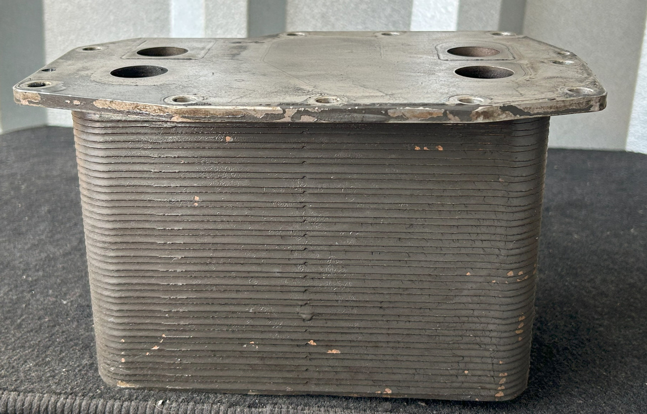 DAF XF 106 MX-11 44 OIL COOLER - Hladnjak ulja: slika DAF XF 106 MX-11 44 OIL COOLER - Hladnjak ulja DAF XF 106 MX-11 44 OIL COOLER - Hladnjak ulja: slika DAF XF 106 MX-11 44 OIL COOLER - Hladnjak ulja