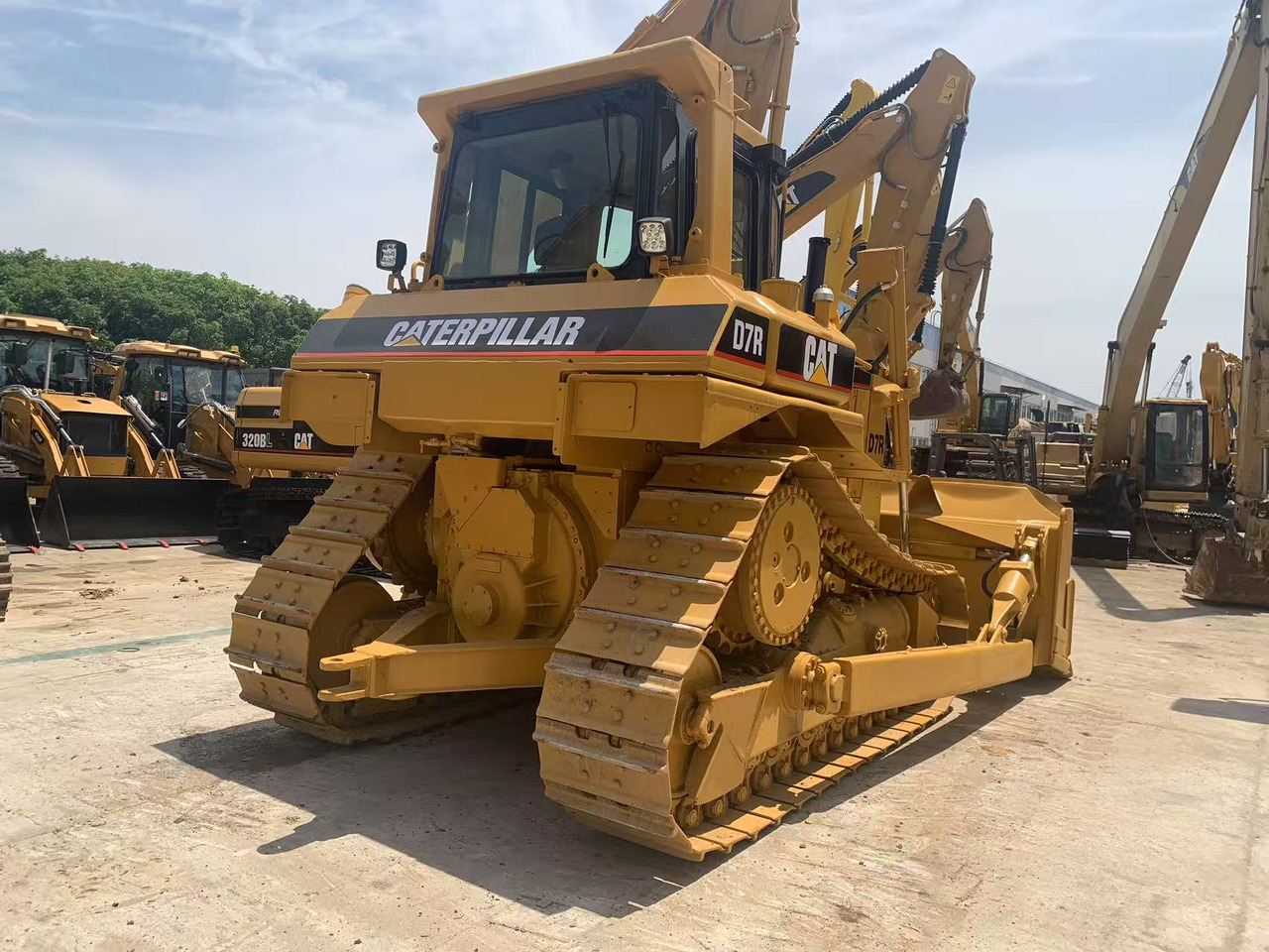 Caterpillar Tracked Tractor CAT D6R, D7R, D8R with Triangle Track - Buldožer: slika Caterpillar Tracked Tractor CAT D6R, D7R, D8R with Triangle Track - Buldožer Caterpillar Tracked Tractor CAT D6R, D7R, D8R with Triangle Track - Buldožer: slika Caterpillar Tracked Tractor CAT D6R, D7R, D8R with Triangle Track - Buldožer